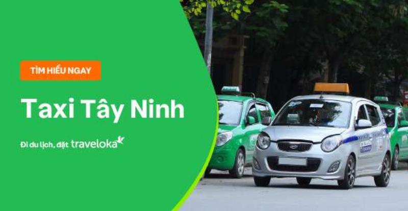 Một nhóm du khách đang bước ra từ chiếc taxi Mai Linh tại một điểm tham quan nổi tiếng ở Tây Ninh, có thể là Tòa Thánh Cao Đài hoặc một di tích lịch sử.